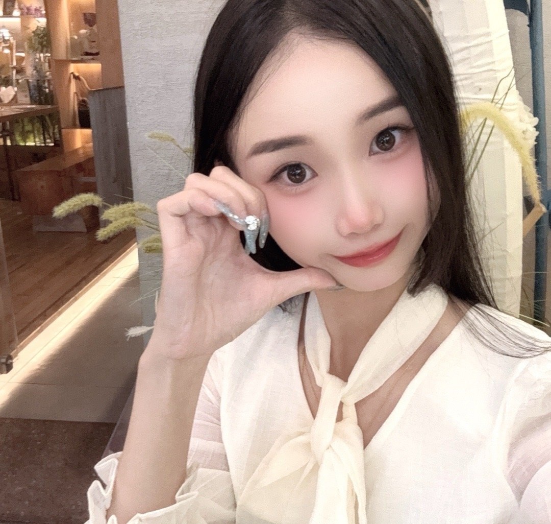 10UB26 照片388张 视频156个 正装 中国女 高颜值气质美女 秀腿 丝袜 性感照 真实 户外日常 自拍较多 美食 镜子自拍 居家日常 穿搭 宠物 美容护理 生日照 酒店度假 视频包含实况Li