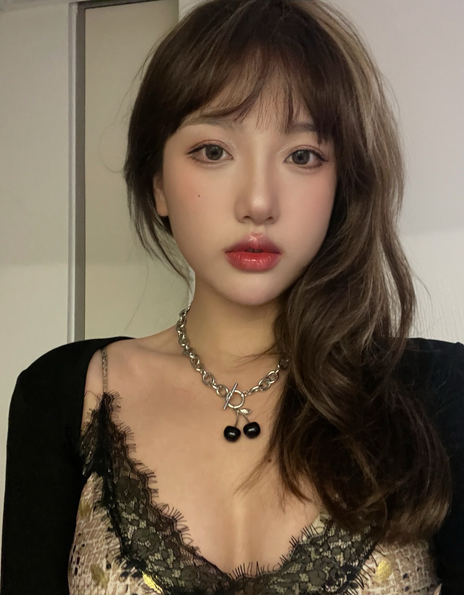 A1177 照片717张 视频48个 中国女 气质美女 自拍较多 户外日常 居家日常 镜子自拍 穿搭 生日照 美容护理 生活场景丰富 视频包含实况Live