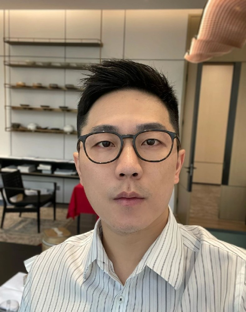 ZJD818 照片304张 视频10个 中国男 成熟帅哥 生活日常 工作 旅游 有正装