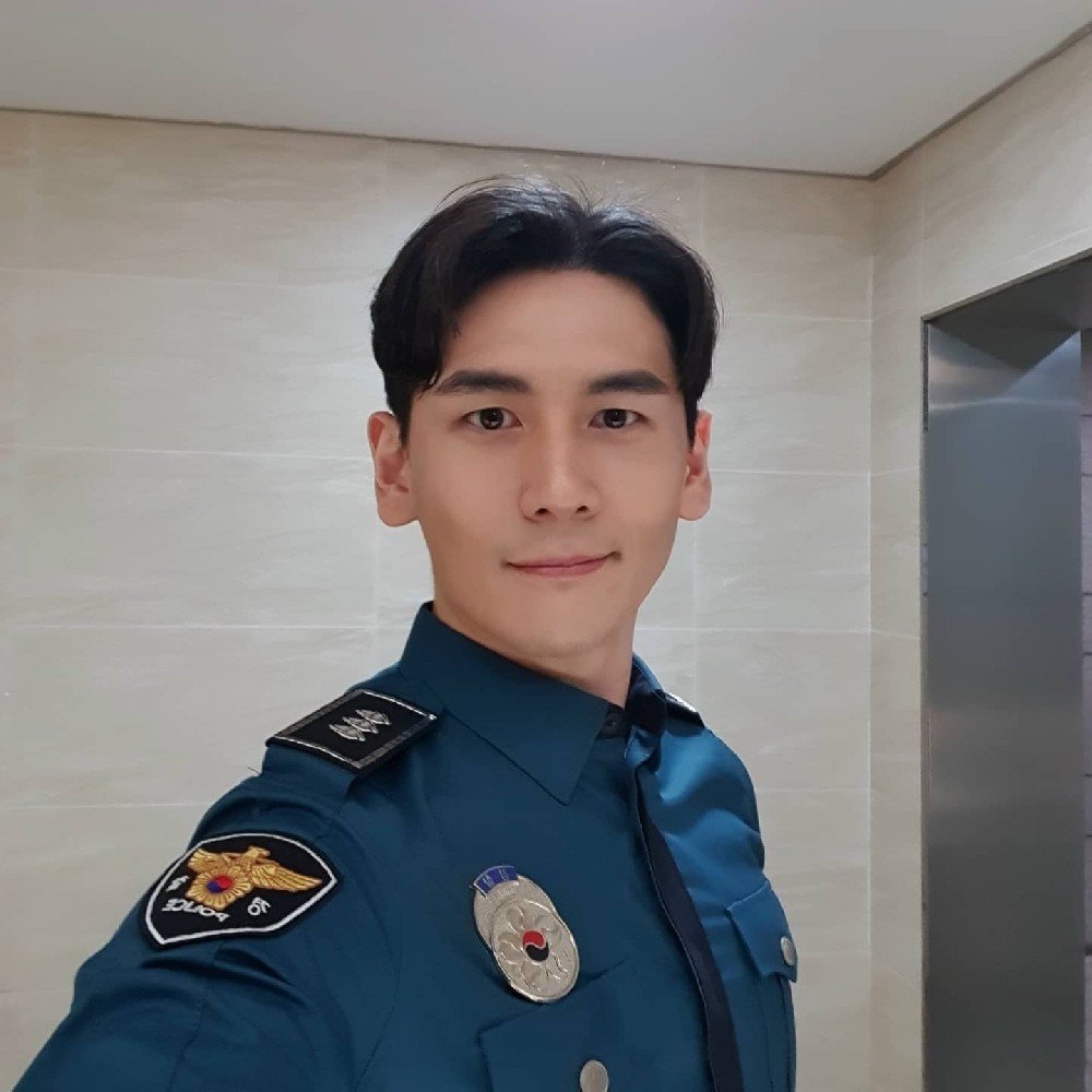 D145 照片129张 视频9个 韩国 十八线演员 生活体长 工作 正装 曝光度低 粉丝数1000+