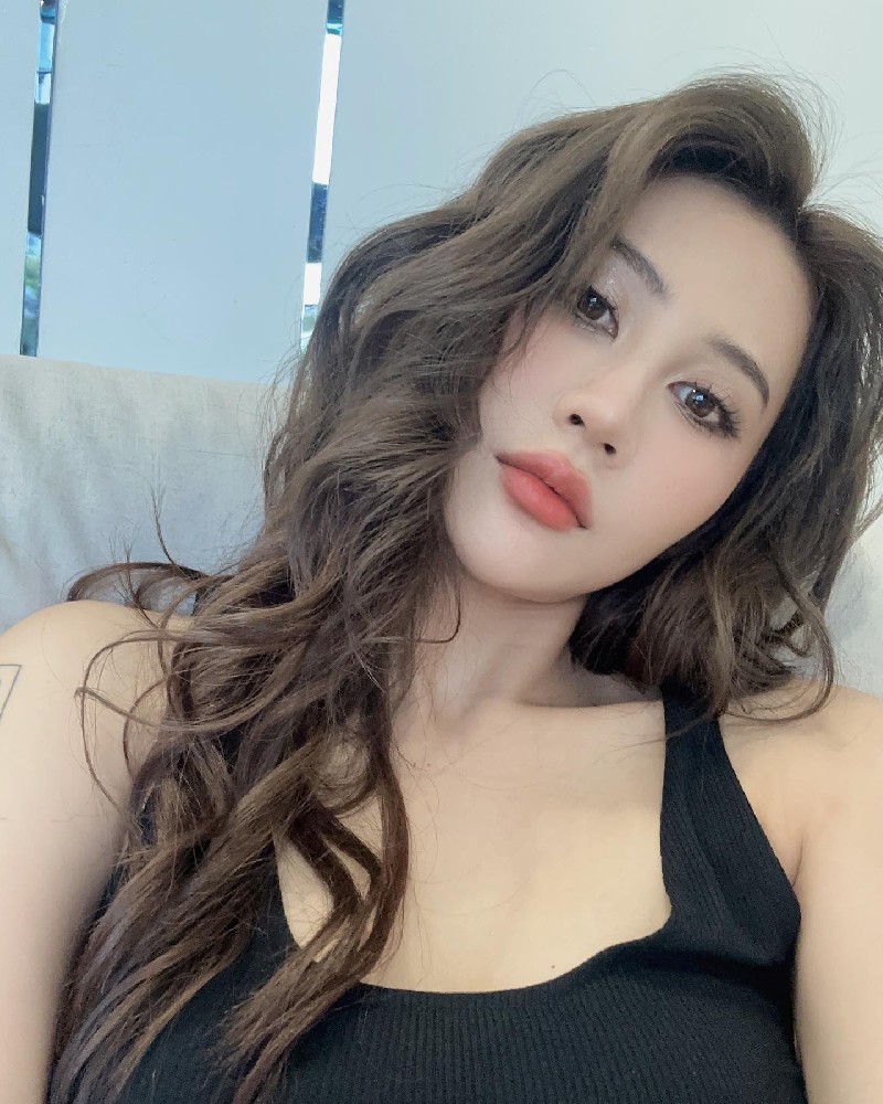 A2304 照片2419张 视频31个 越南 气质美少妇 生活日常 旅游 美食 性感照 生活素材丰富 曝光度低 视频有自拍 适合虚拟视频